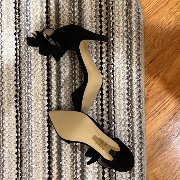 Woman’s, black pumps. Velcro bow attaches around ankle. size 40 EU (9 US). NWOT! - Picture 3 of 3